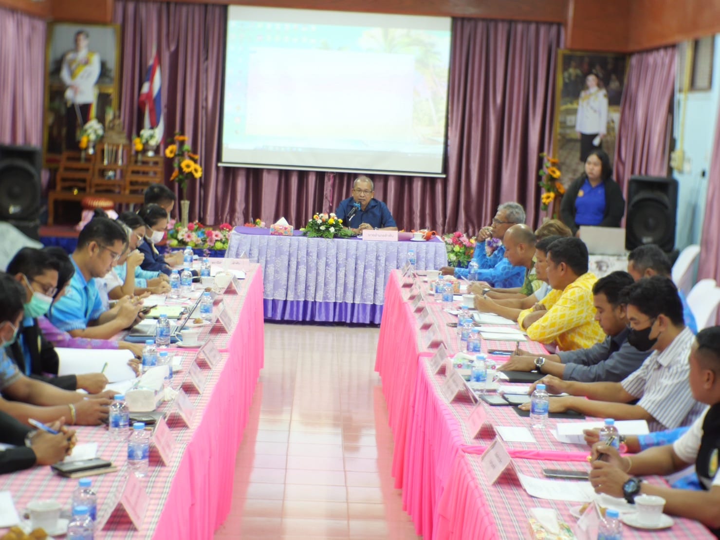 องค์การบริหารส่วนตำบลดินแดง ได้รับเกียรติเป็นเจ้าภาพในการจัดสถานที่ประชุมประจำเดือนหัวหน้าส่วนราชการระดับอำเภอ​ ประจำเดือนธันวาคม​ 2566 ครั้งที่ 12/2566  หัวหน้าส่วนราชการและหน่วยงานรัฐวิสาหกิจ ผู้บริหารสถานศึกษา ปลัดอำเภอ ผู้บริหารองค์กรปกครองส่วนท้องถิ่น คณะกรรมกรบริหารงานอำเภอแบบบูรณาการ (กบอ.) วันที่ศุกร์ ที่ 1​ ธันวาคม​ 2566 เวลา 09.00 น. ณ. ห้องประชุมโรงเรียนบ้านดินแดง  โดยมีนายเอกณัฏฐ์​ สังขพันธ์ นายอำเภอลำทับ เป็นประธาน