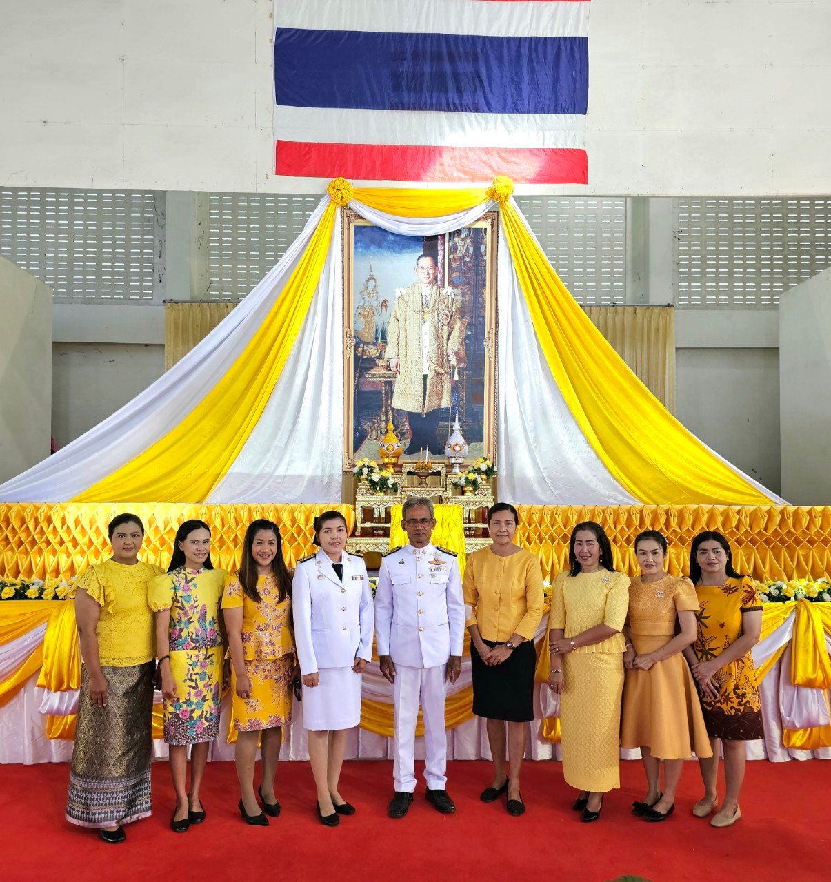 องค์การบริหารส่วนตำบลดินแดงขอรายงานกิจกรรม เนื่องในวันคล้ายวันพระราชสมภพ พระบาทสมเด็จพระบรมชนกาธิเบศร มหาภุมิพลอดุลยเดชมหาราช บรมนาถบพิตร วันชาติ และวันพ่อแห่งชาติ 5 ธันวาคม​ 2566​ ดังนี้
1.​ เวลา​ 07.30​ น.​
นายนิวัต​ ตัดสมัย​ นายกองค์การบริหารส่วนตำบลดินแดง​ พร้อมด้วยคณะผู้บริหาร​ สมาชิกสภาองค์การบริหารส่วนตำบล​ หัวหน้าส่วนราชการ​ ข้าราชการและพนักงานองค์การบริหารส่วนตำบลดินแดงเข้าร่วมกิจกรรมทำบุญตักบาตรถวายพระราชกุศล​ ณ​ วัดลำทับ
2.​ เวลา​ 09.00​ น.
นายนิวัต​ ตัดสมัย​ นายกองค์การบริหารส่วนตำบลดินแดงพร้อมด้วยคณะผู้บริหาร​ สมาชิกสภาองค์การบริหารส่วนตำบล​ หัวหน้าส่วนราชการ​ ข้าราชการและพนักงานองค์การบริหารส่วนตำบลดินแดงเข้าร่วมพิธีวางพานพุ่มดอกไม้​ ณ​ ศาลาประชาคมอำเภอลำทับ