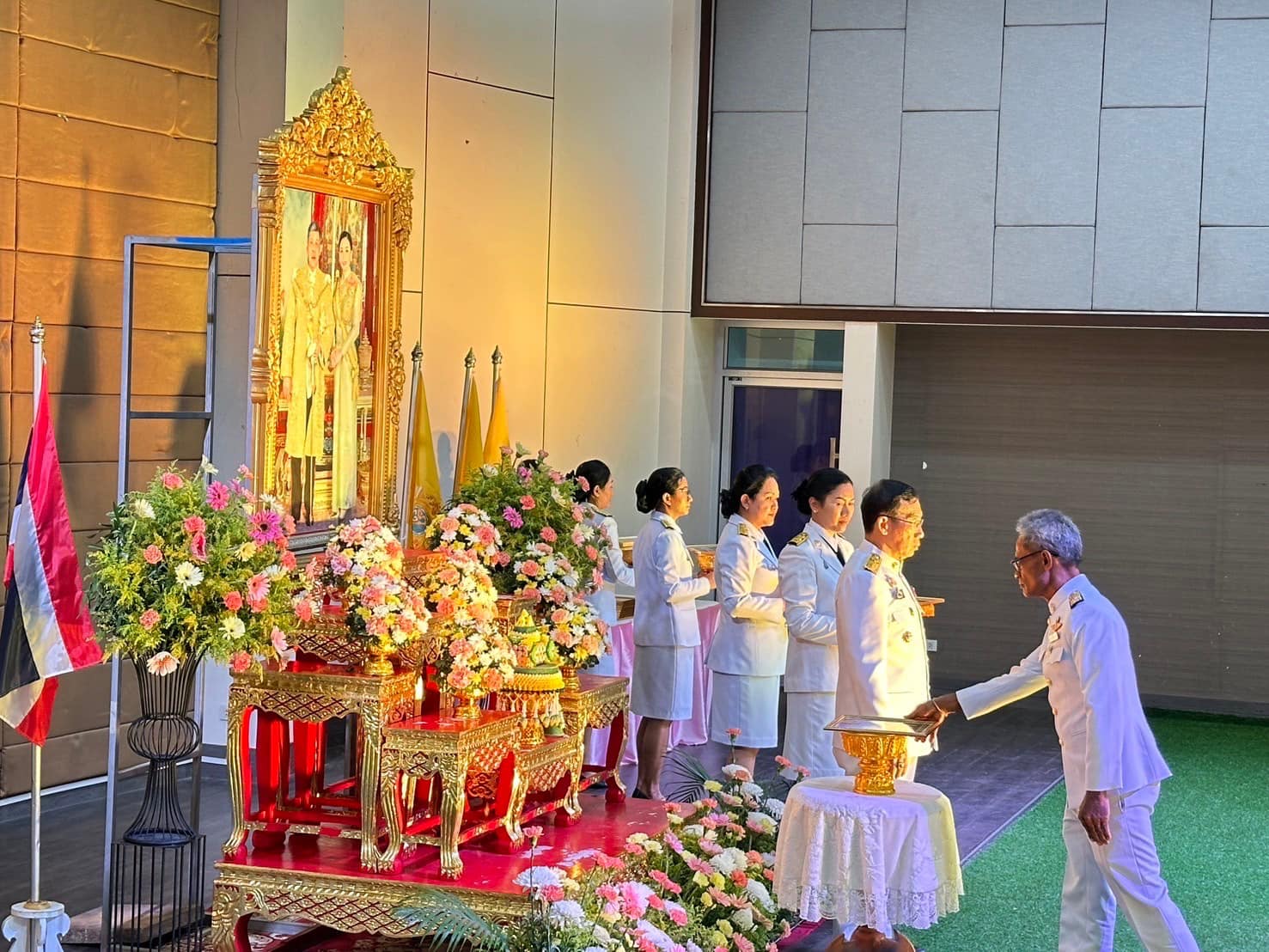 เข้าร่วมพิธีรับพระราชทานพระบรมฉายาลักษณ์ พระบาทสมเด็จพระเจ้าอยู่หัว ที่ฉายกับสมเด็จพระนางเจ้าฯ พระบรมราชินี