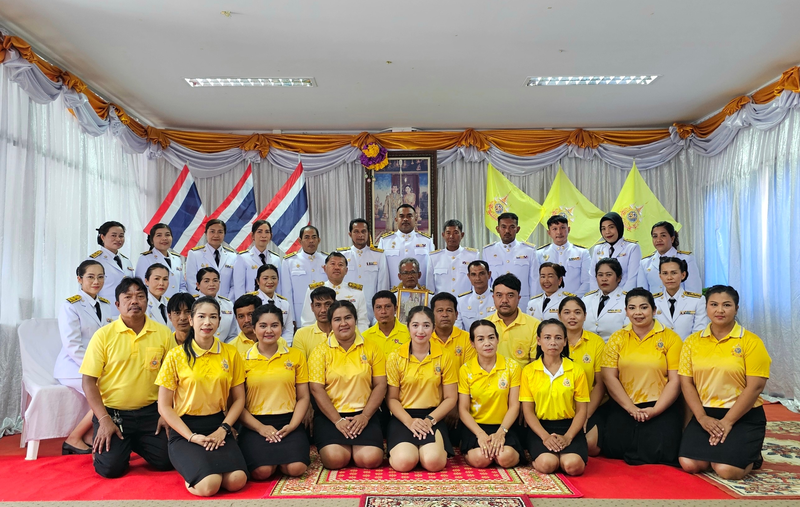 พิธีรับพระราชทานพระบรมฉายาลักษณ์ พระบาทสมเด็จพระเจ้าอยู่หัว ที่ฉายกับสมเด็จพระนางเจ้าฯ พระบรมราชินี