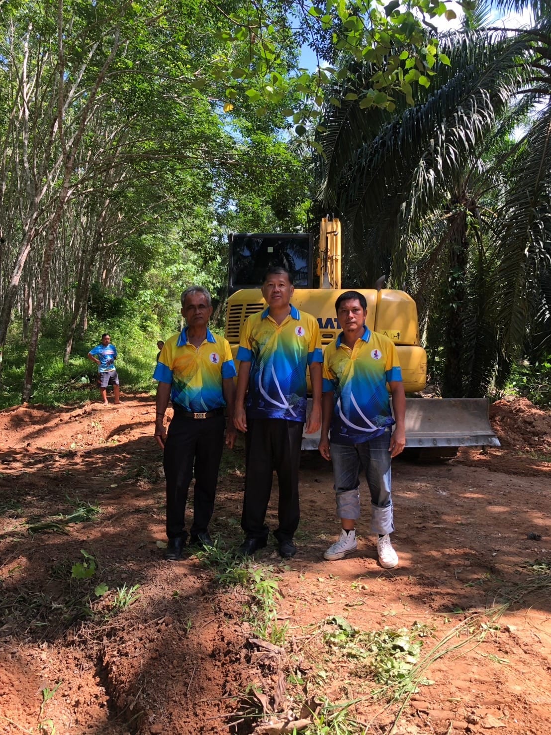 ลง​พื้นที่​ดูแลความคืบหน้าโครงการ​ก่อสร้าง​ถนนคอนกรีตเส​ริม​เหล็ก​สาย​ ควนยาว​ -​ ไร่โนด​ หมู่ที่​ 4​ บ้านควนยาว​ ต.ดินแดง​ อ.ลำทับ​ จ.กระบี่​ กว้าง​ 5​ เมตร​ ยาว​ 1,300 เมตร​ หนา​ 0.15 เมตร​ หรือมีพื้นที่ไม่น้อยกว่า​ 6,500 ตารางเมตร