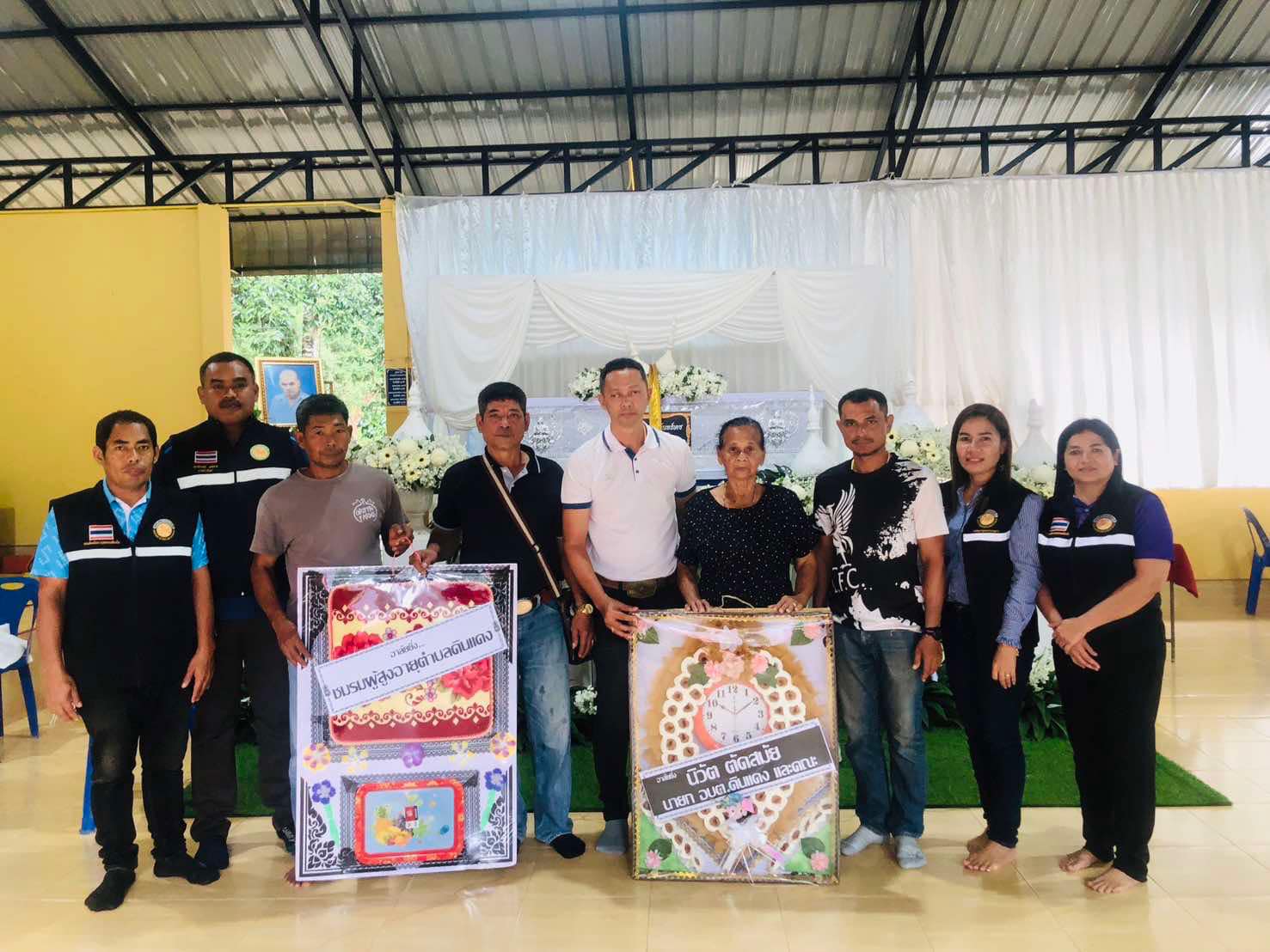 องค์การบริหารส่วนตำบลดินแดง และชมรมผู้สูงอายุตำบลดินแดง ร่วมวางพวงหรีดเพื่อแสดงความเสียใจกับครอบครัว นายทวีป จันทร์เดช