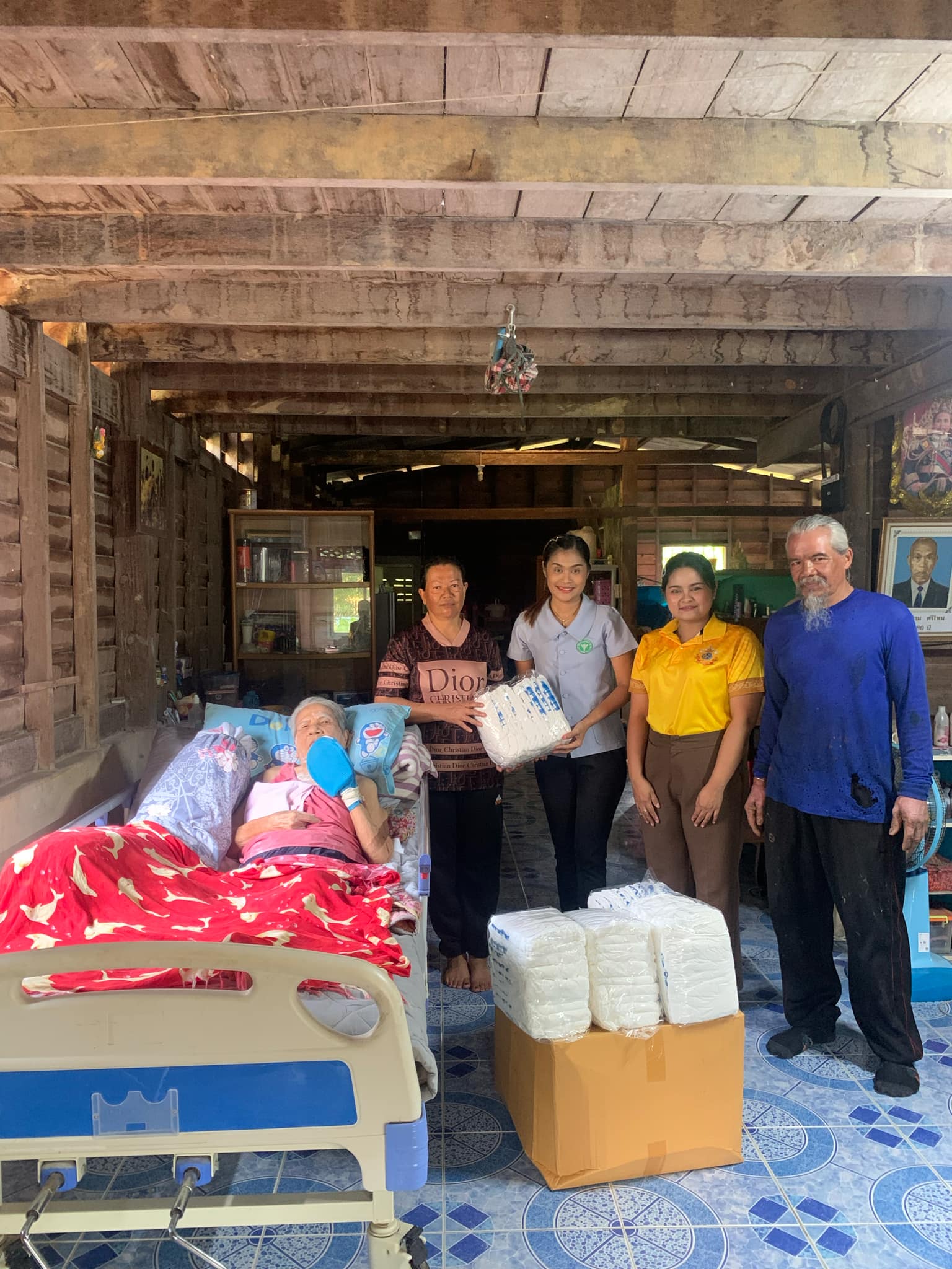 องค์การบริหารส่วนตำบลดินแดง ร่วมกับ โรงพยาบาลส่งเสริมสุขภาพตำบลบ้านเขาไว้ข้าว ลงพื้นที่เยี่ยมบ้านผู้ที่มีภาวะพึ่งพิง พร้อมส่งมอบผ้าอ้อมผู้ใหญ่