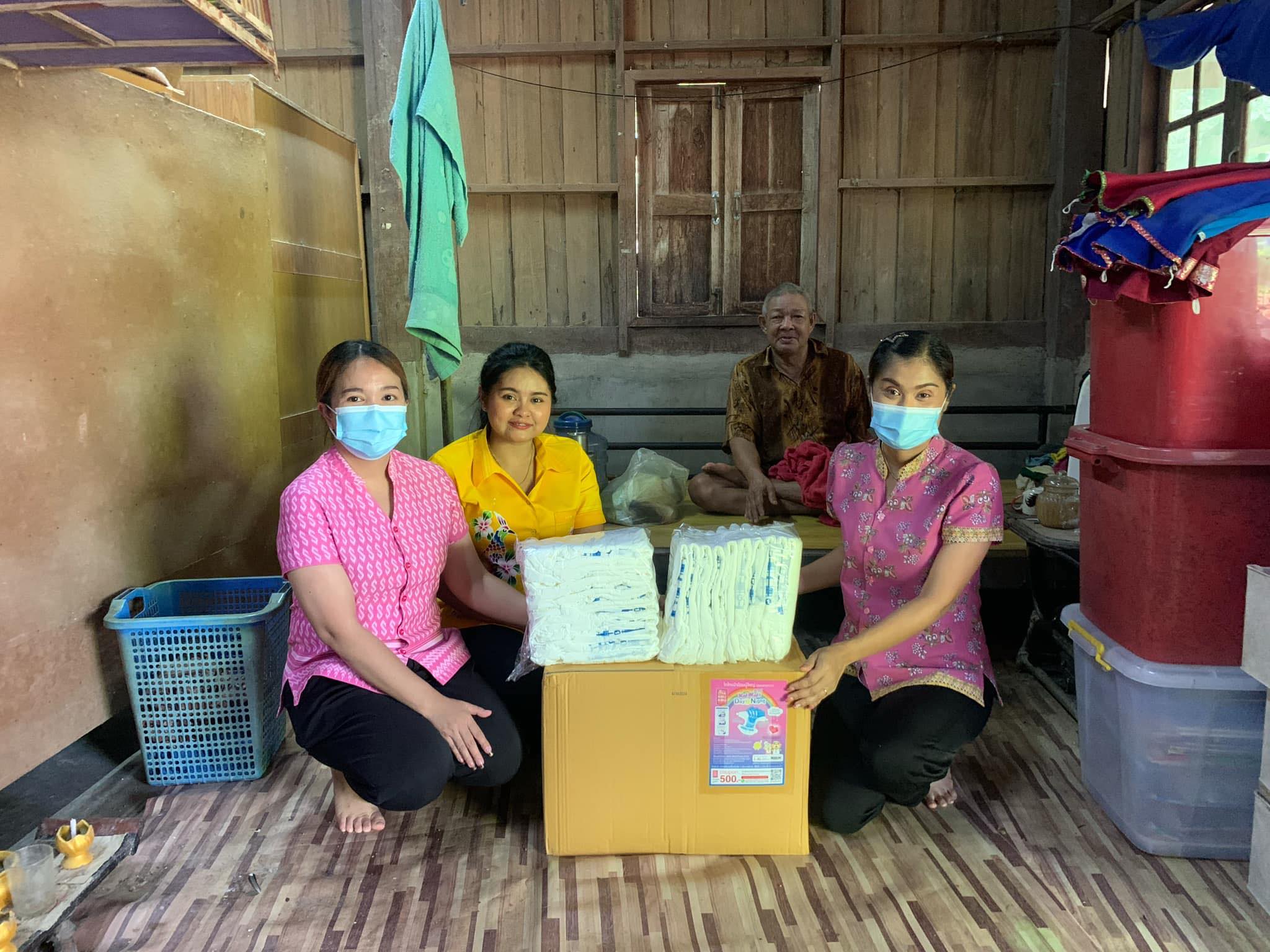 องค์การบริหารส่วนตำบลดินแดง ร่วมกับ โรงพยาบาลส่งเสริมสุขภาพตำบลบ้านเขาไว้ข้าว ลงพื้นที่เยี่ยมบ้านผู้ที่มีภาวะพึ่งพิง พร้อมส่งมอบผ้าอ้อมผู้ใหญ่