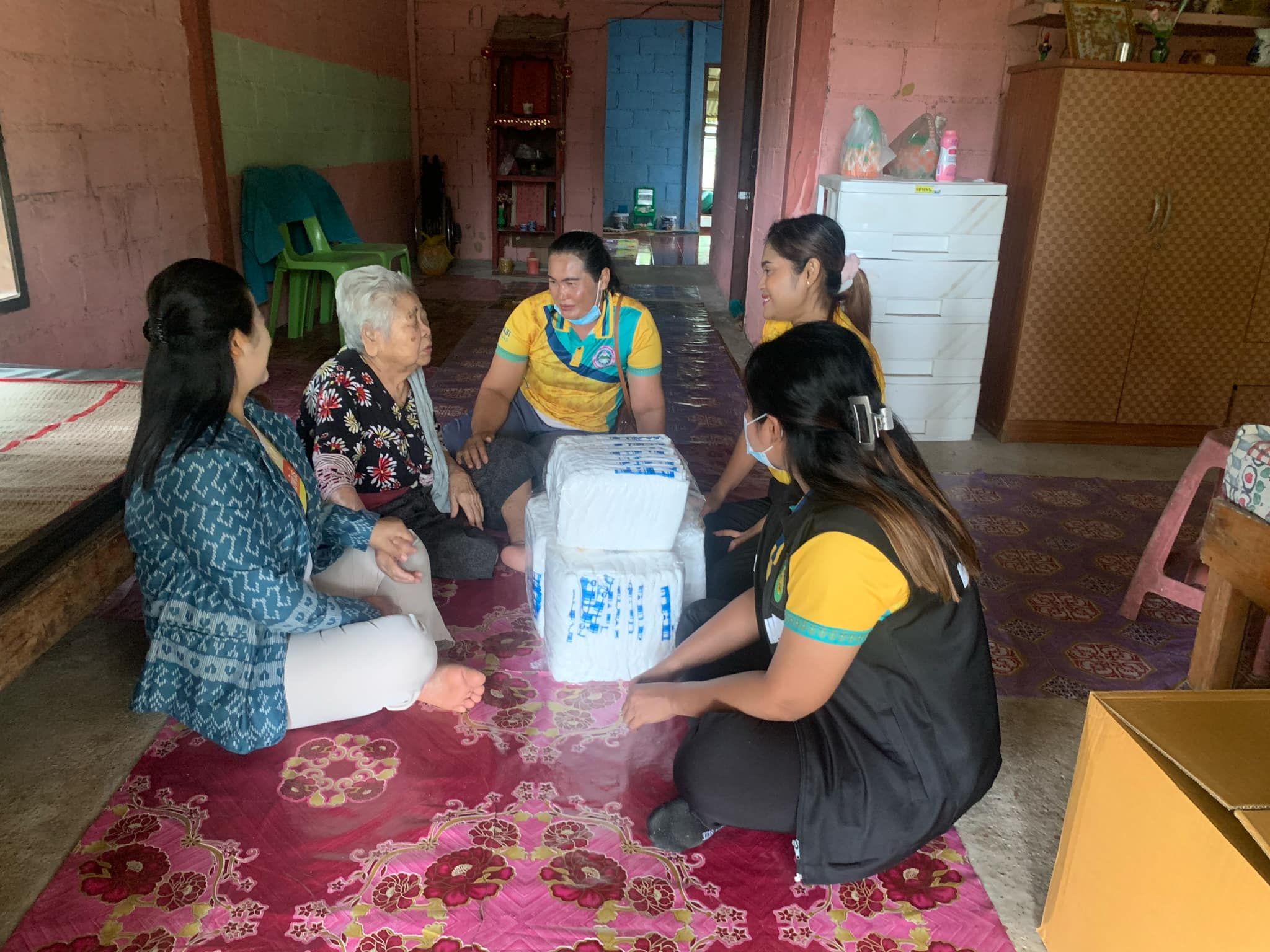 องค์การบริหารส่วนตำบลดินแดง ร่วมกับ โรงพยาบาลส่งเสริมสุขภาพตำบลบ้านเขาไว้ข้าว ลงพื้นที่เยี่ยมบ้านผู้ที่มีภาวะพึ่งพิง พร้อมส่งมอบผ้าอ้อมผู้ใหญ่