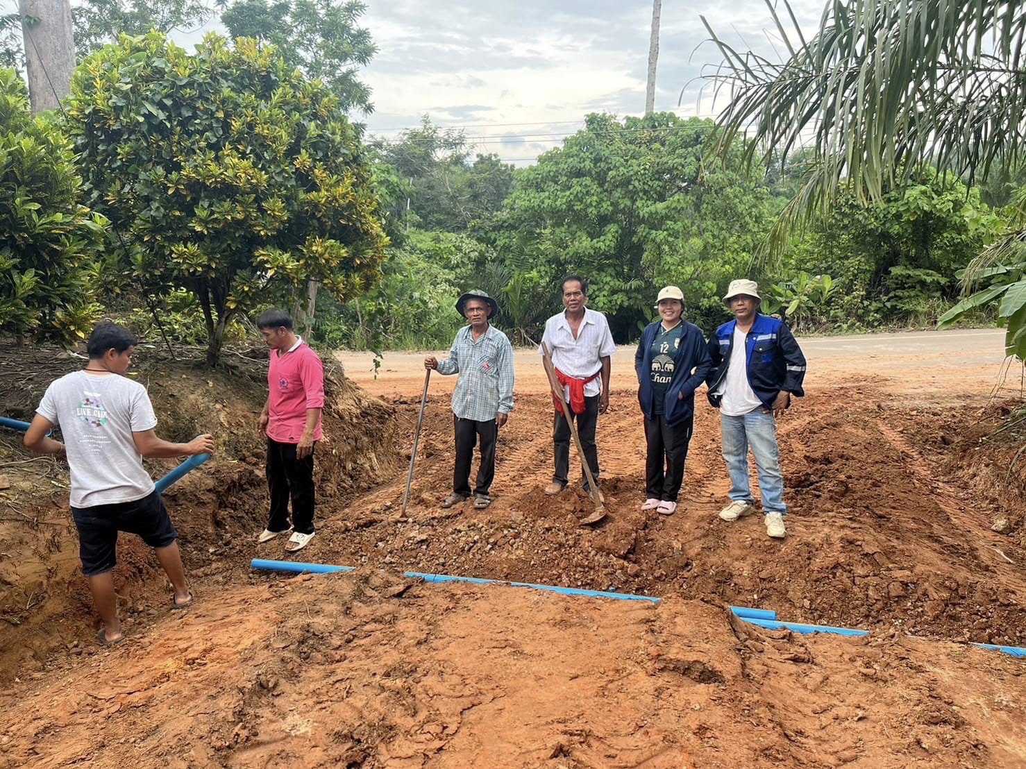 ลงพื้นที่ซ่อมแซมถนน​ สายซอยอ้อมควน ซอยศาลา​ ซอยบัวนุช​ และซอยเมตตาหน้าควน​ ต.ดินแดง​ อ.ลำทับ