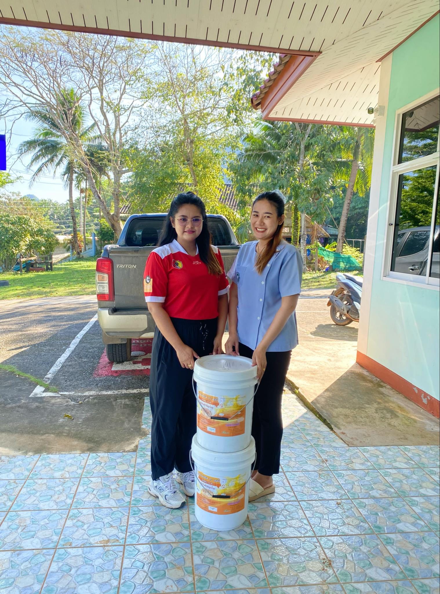 องค์​การบริหาร​ส่วน​ตำบล​ดินแดง​ส่งมอบ​ทรายกำจัดลูกน้ำยุงลาย​ จำนวน​ 2 ถังให้แก่​ รพ.สต.บ้าน​เขา​ไว้​ข้าว