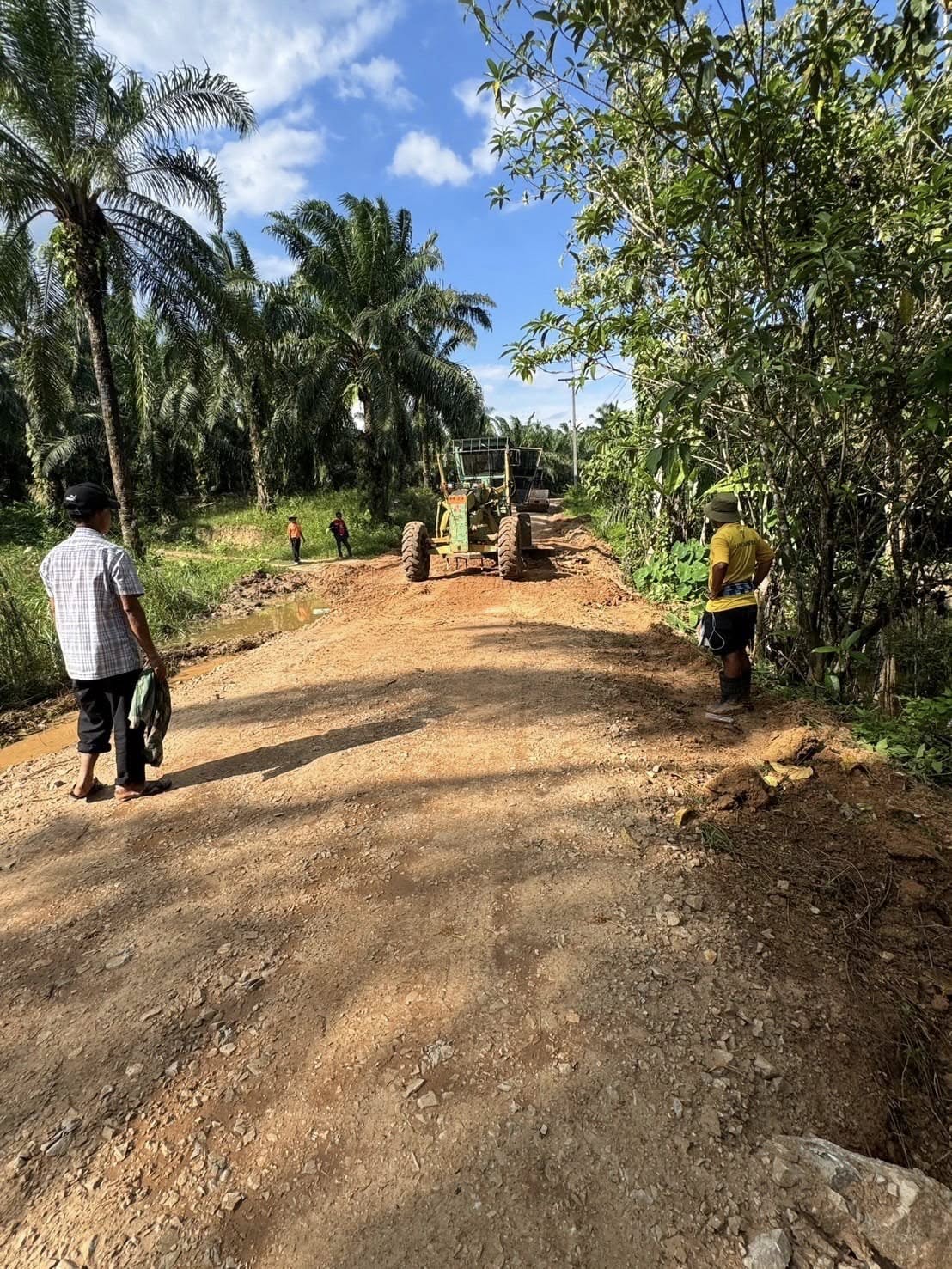 ลงพื้นที่อำนวยความสะดวกและควบคุมงานซ่อมถนน​ เพื่อบรรเทาความเดือดร้อนให้แก่ประชาชนและเกษตรกรในพื้นที่ได้ใช้สัญจรสะดวก