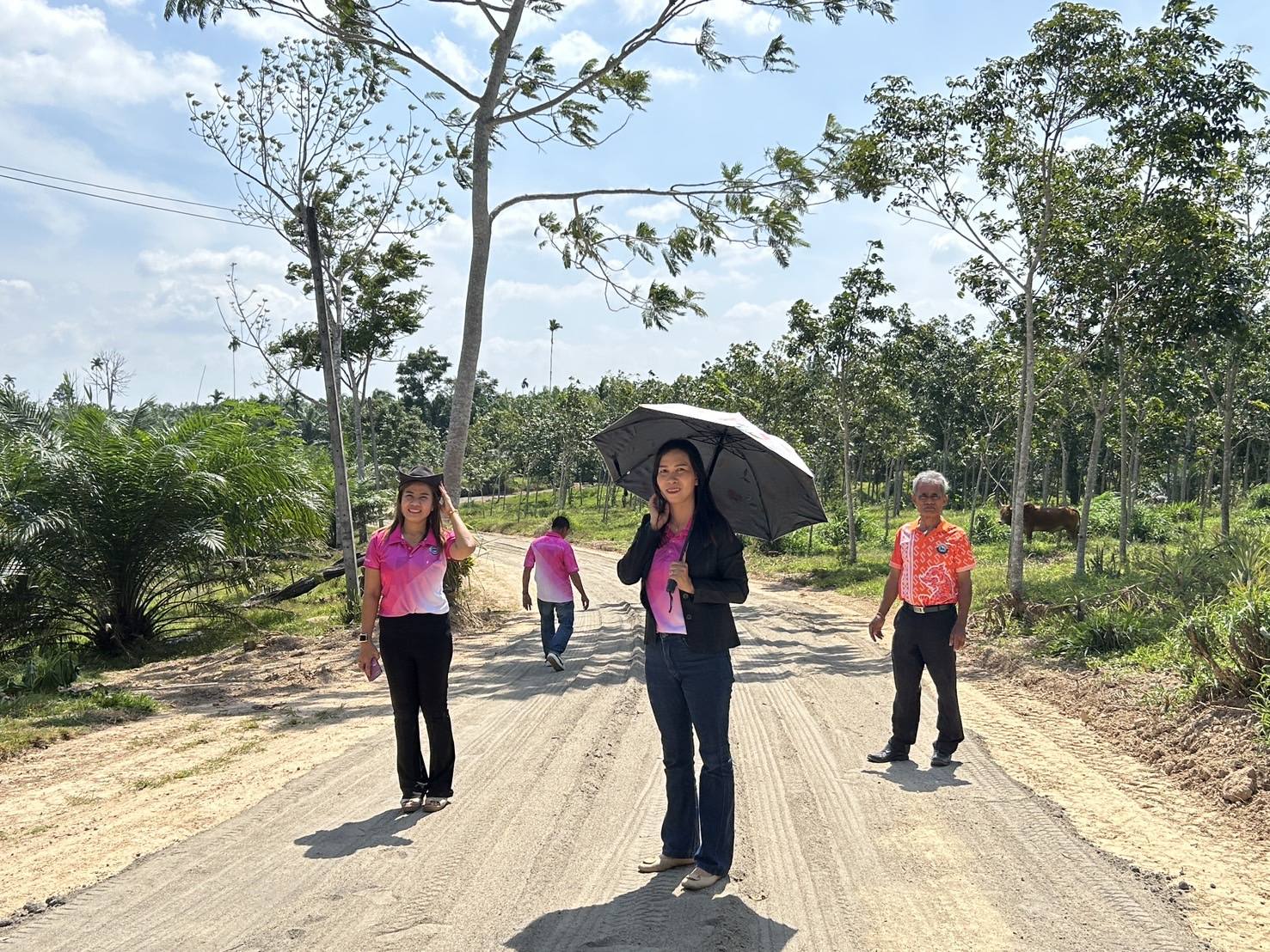 ลงพื้นที่ตรวจสอบความคืบหน้าของโครงการก่อสร้างถนนคอนกรีตเส​ริม​เหล็ก​สายซอยหมอนทอง​ หมู่ที่​5