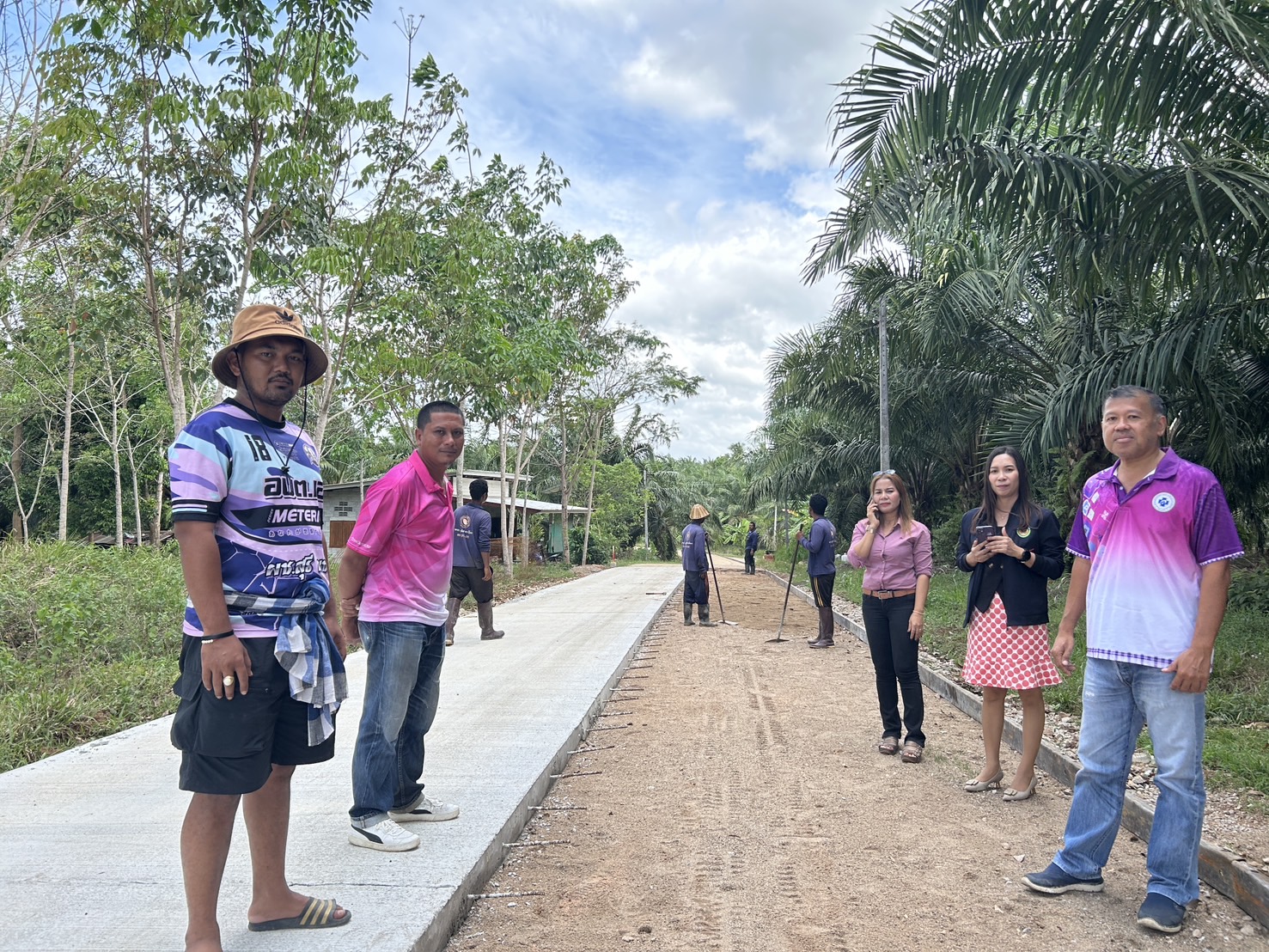 คณะกรรมการตรวจรับงานจ้างโครงการก่อสร้างถนนคอนกรีตเสริมเหล็กสายซอยบุญมา ลงพื้นที่ตรวจดูความคืบหน้างานเทปูน