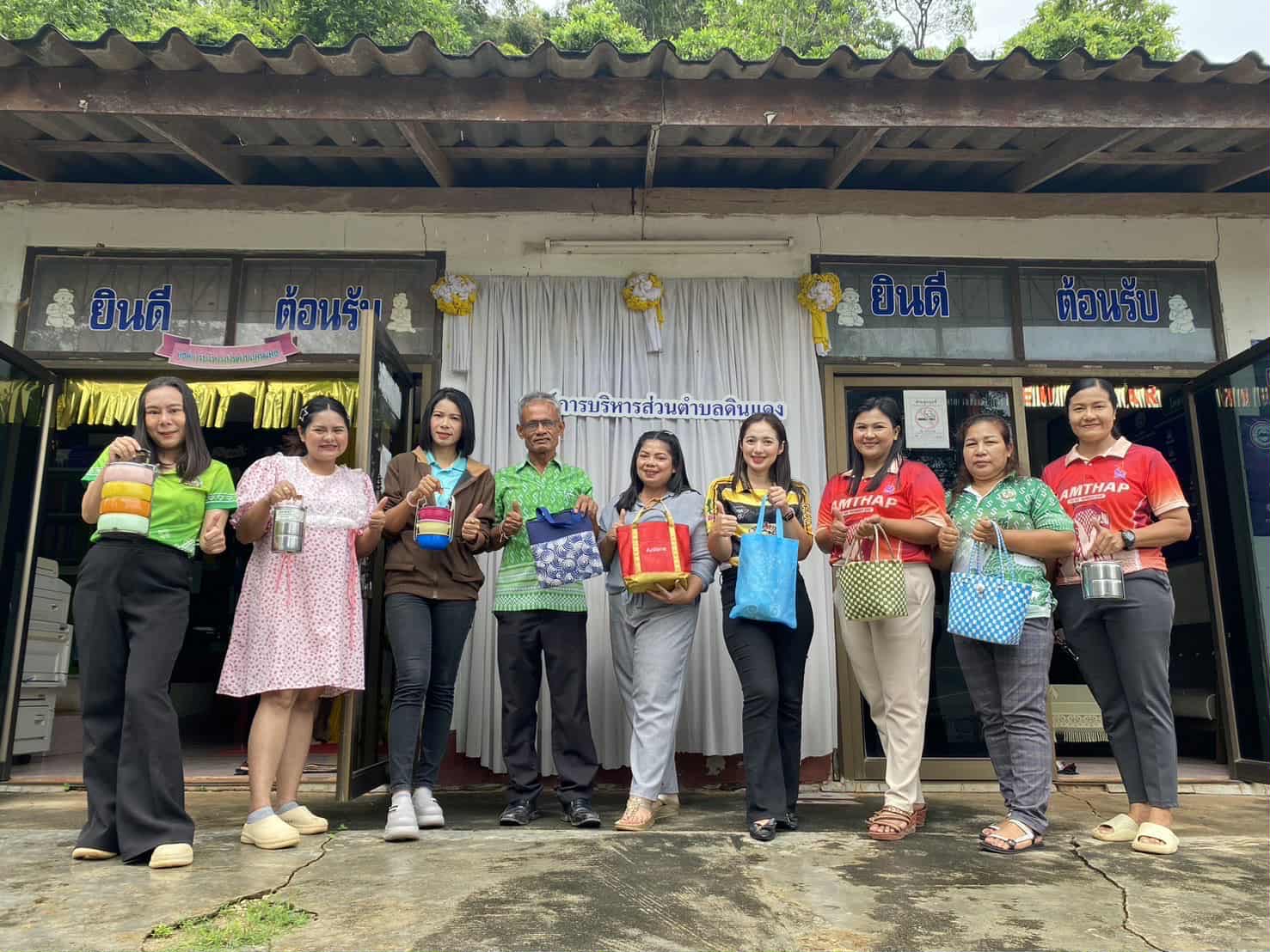 จัดกิจกรรมส่งเสริม สนับสนุน ให้พนักงาน อบต.ดินแดง

ใช้ตะกร้า ถุงผ้า ปิ่นโต ภาชนะ หรือบรรจุภัณฑ์ที่เป็นมิตรกับสิ่งแวดล้อม