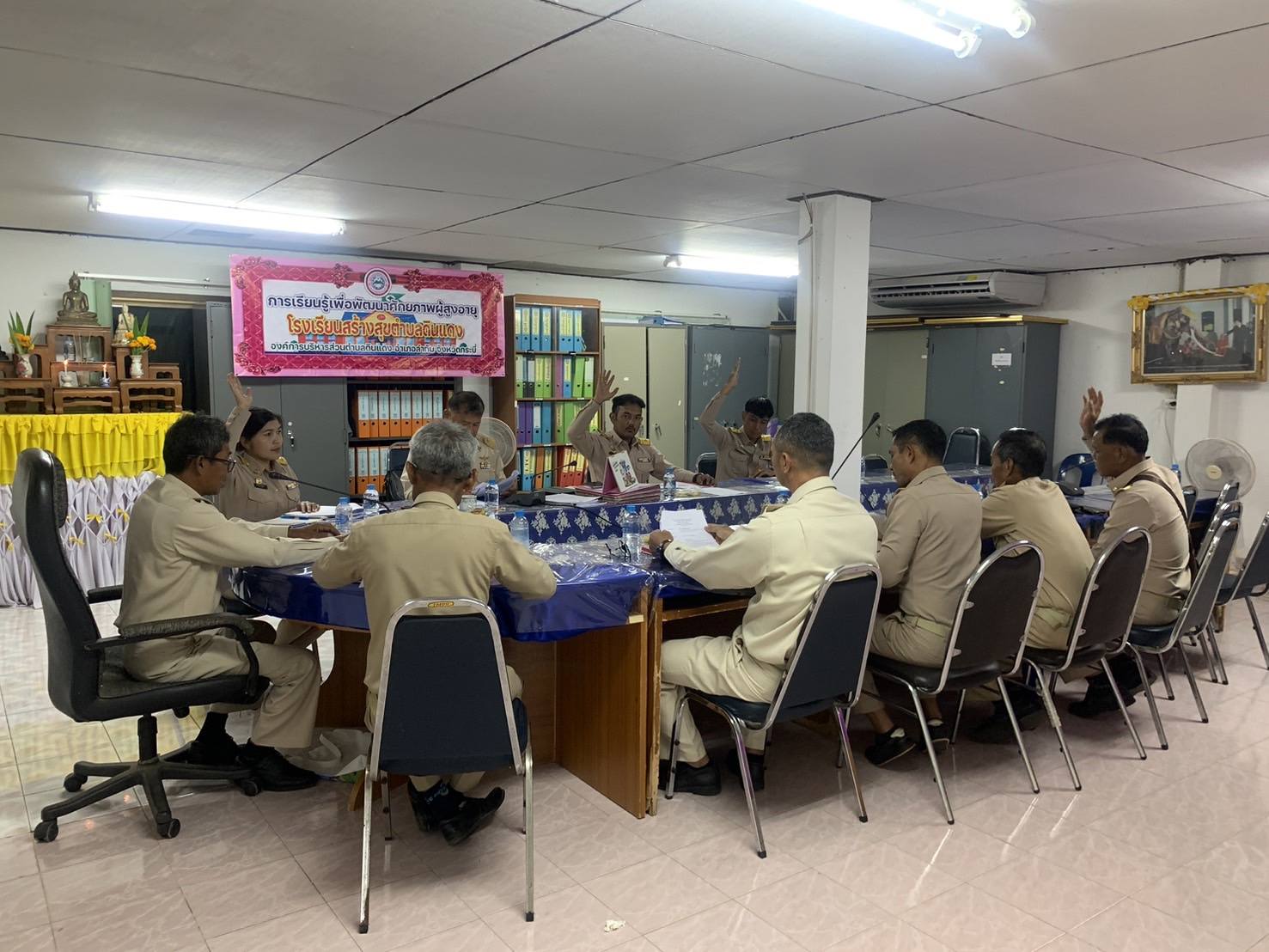 วันที่​ 4​ สิงหาคม​ 2568 องค์​การบริหาร​ส่วน​ตำบล​ดินแดง​ จัดประ​ชุ​มสภา​องค์​การบริหาร​ส่วน​ตำบล​ดินแดง​ สมัย​สามัญ​ สมัยที่​3​ ครั้ง​ที่​1​ ประจำปี​2568​ ณ​ ห้องประชุม​สภา​องค์​การบริหาร​ส่วน​ตำบล​ดินแดง