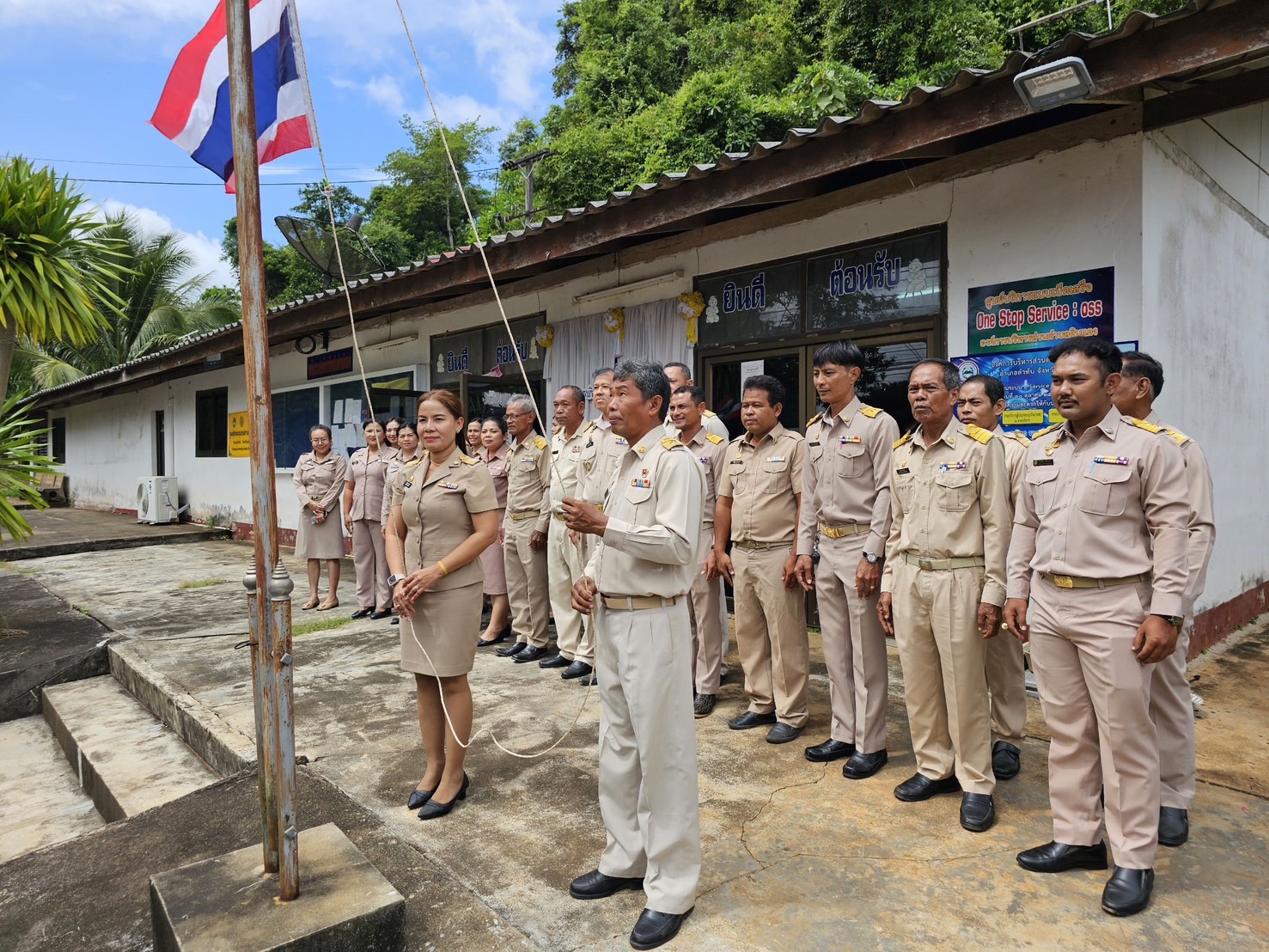 วันที่ 3 พฤศจิกายน 2568

นายนิวัต ตัดสมัย นายกองค์การบริหารส่วนตำบลดินแดง พร้อมด้วย หัวหน้าส่วนราชการ และเจ้าหน้าที่ฯ ร่วมกิจกรรมเคารพธงชาติและร้องเพลงชาติไทย