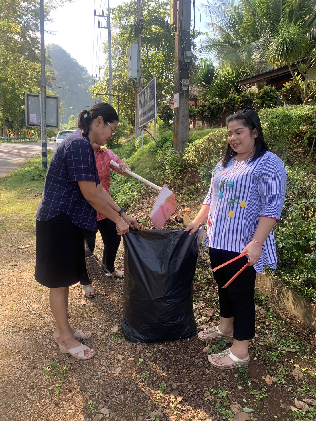 เจ้าหน้าที่องค์การบริหารส่วนตำบลดินแดงร่วมกันทำความสะอาดบริเวณหน้า อบต.ดินแดง