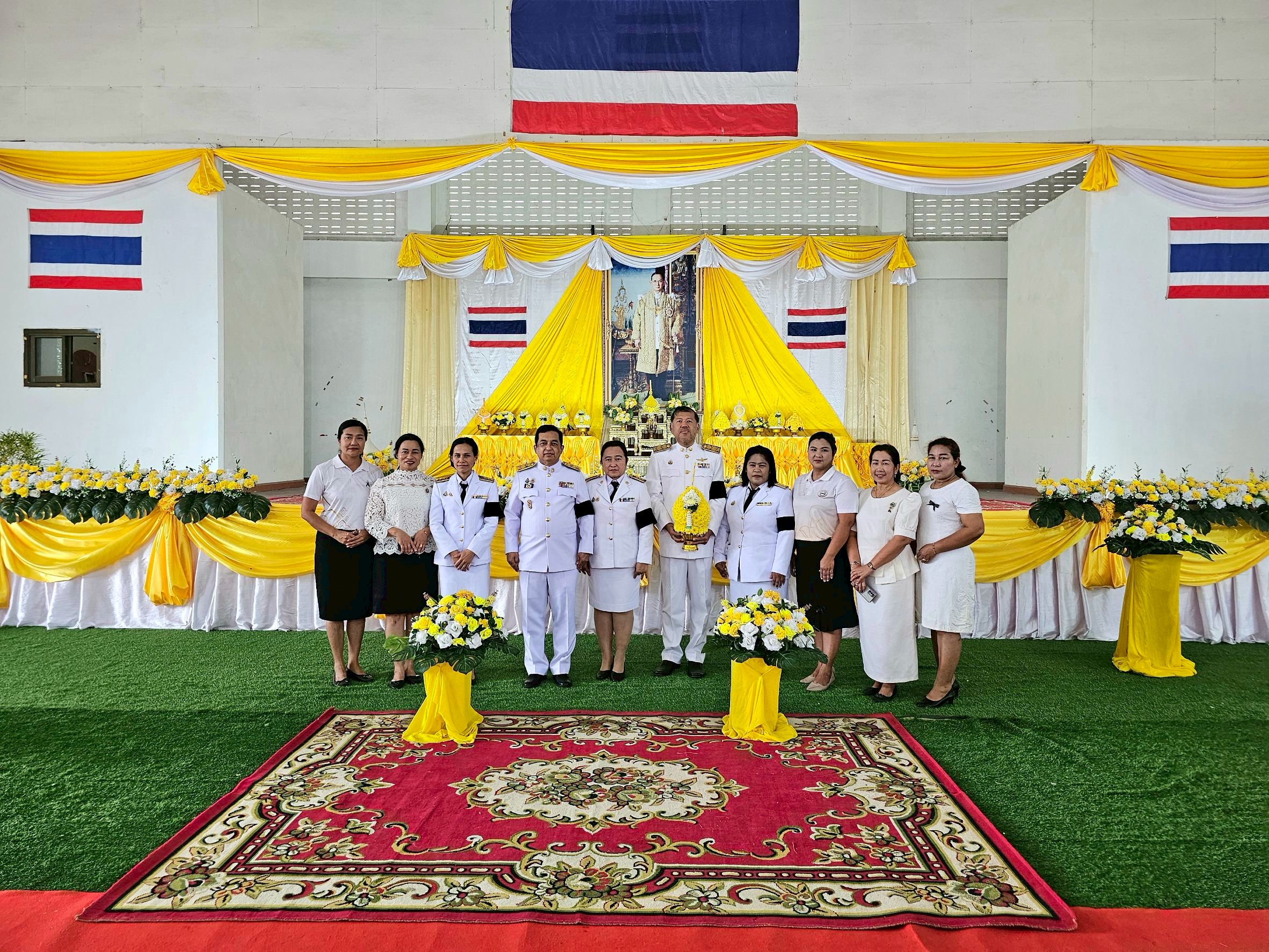 5 ธันวาคม 2568 องค์การบริหารส่วนตำบลดินแดง นำโดย นายสุกิจ สายสิงห์ ปลัดองค์การบริหารส่วนตำบล ปฏิบัติหน้าที่ นายกองค์การบริหารส่วนตำบลดินแดง พร้อมด้วยคณะผู้บริหารและเจ้าหน้าที่ ได้เข้าร่วมกิจกรรมเนื่องในวันสำคัญของชาติ วันคล้ายวันพระบรมราชสมภพพระบาทสมเด็จพระบรมชนกาธิเบศ มหาภูมิพลอดุลยเดชมหาราช บรมนาถบพิตร วันชาติ วันพ่อแห่งชาติ