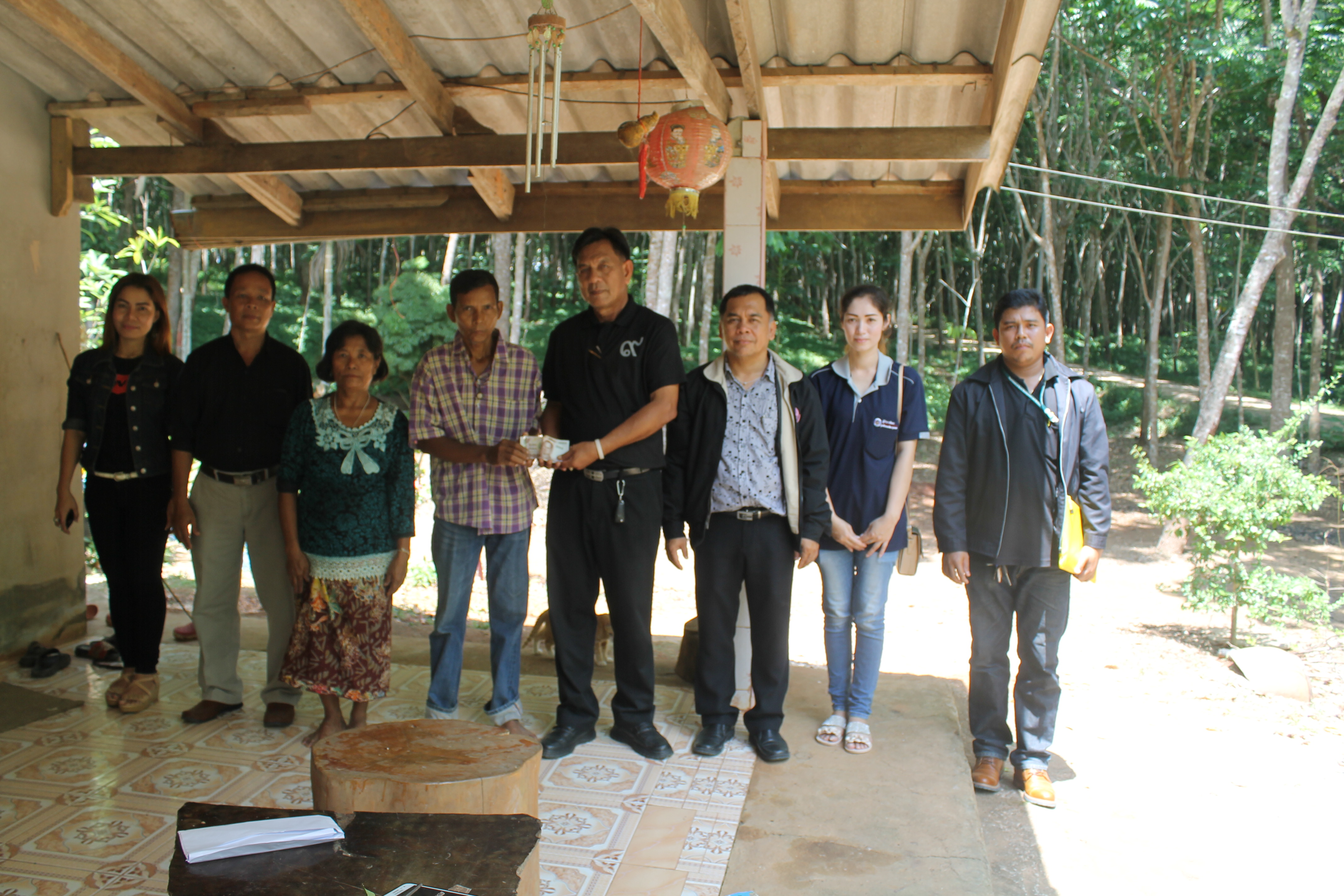 ขอขอบคุณศูนย์ คนไร้ที่พึ่งจังหวัดกระบี่ โดย<br> ผอ.ศูนย์&เจ้าหน้าที่ มอบเงินช่วยเหลือผู้ประสบภัยน้ำท่วม<br> ม.2 ต.ดินแดง อ.ลำทับจ.กระบี่